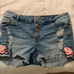 Quadruple buttoned jean shorts with rose decales